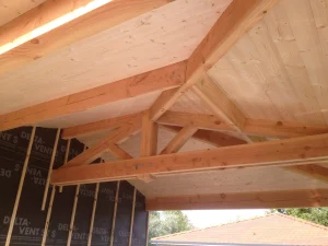 Assemblage de charpente traditionnelle en bois