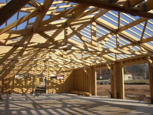 Structure de charpente traditionnelle en bois